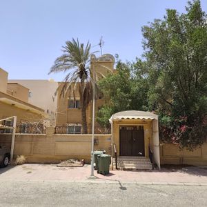 للبيع بيت هدام في السرة 