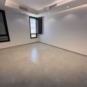 شقة للايجار في غرب عبدالله المبارك