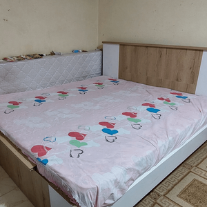 سرير كبير بدون مرتبة