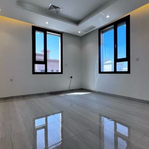 شقة للايجار في غرب عبدالله المبارك